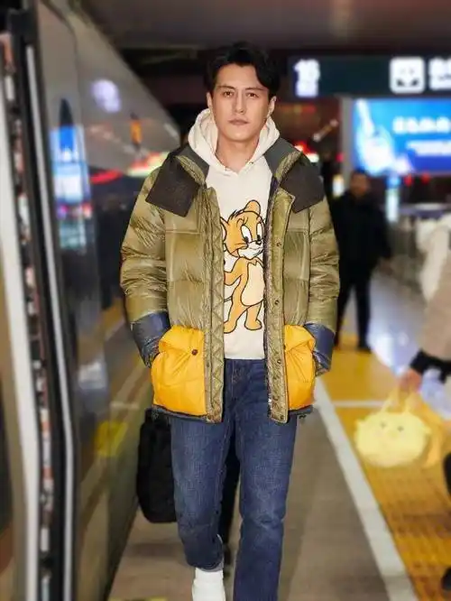 靳东183身高太优越,难得不穿西装穿卡通,年轻10岁好帅气_卫衣_款式