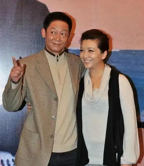 风情女人江珊:四度爱上硬汉,和靳东意难平,现和新丈夫快乐相伴