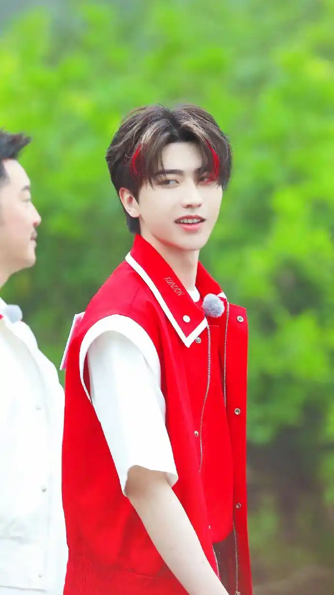 ninepercent新闻210512蔡徐坤挑染红发录制湖州奔跑吧粉丝大喊西红柿