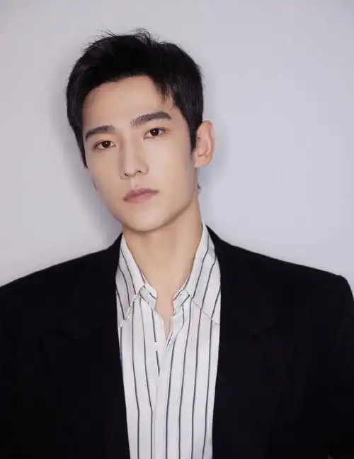 杨洋黑色西装沉稳利落帅气写真图片45