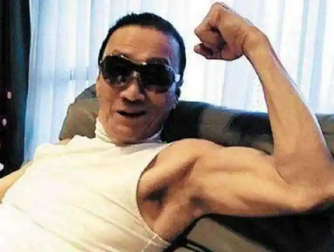 腰部肌肉紧实强大,腾空动作十分酷炫|谢霆锋|悬空|肌肉_新浪新闻