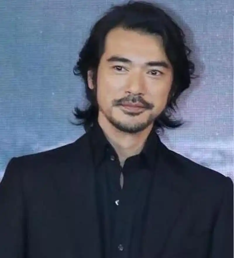 百家号星火计划# 金城武留胡子和不留胡子,简直判若两人!