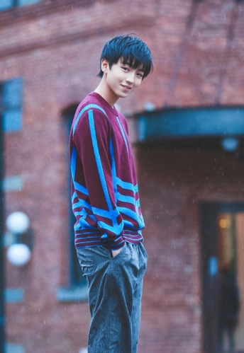 20岁的王俊凯,担任偶像团体队长,照片中洋溢着青春的气息