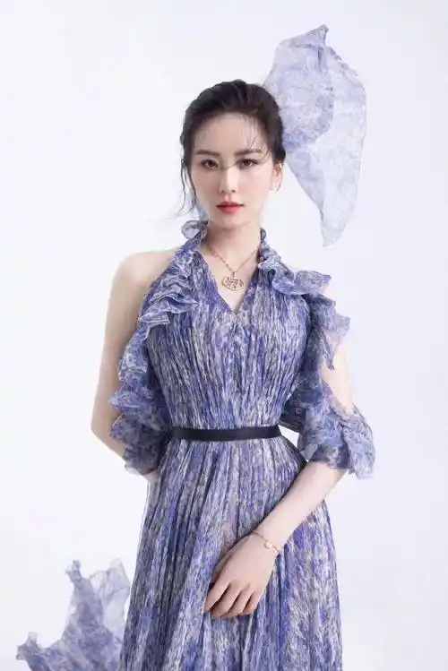 刘诗诗身穿紫色碎花挂脖纱裙,大秀自己的香肩和美背-爱读书