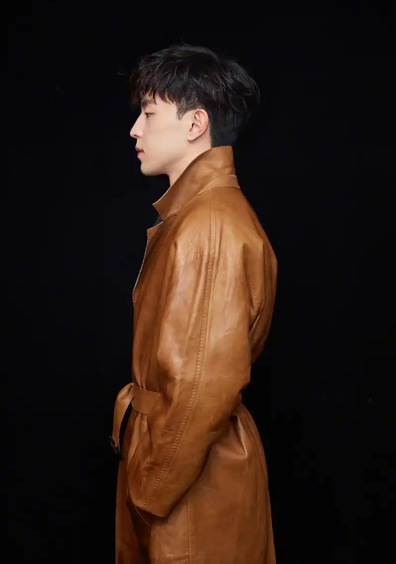 邓伦侧脸美的像画,笑起来也太温柔了吧!网友:鼻梁可以滑滑梯