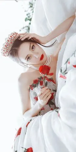 国内女星迪丽热巴,天使颜值公主美貌,全球最美100面孔!