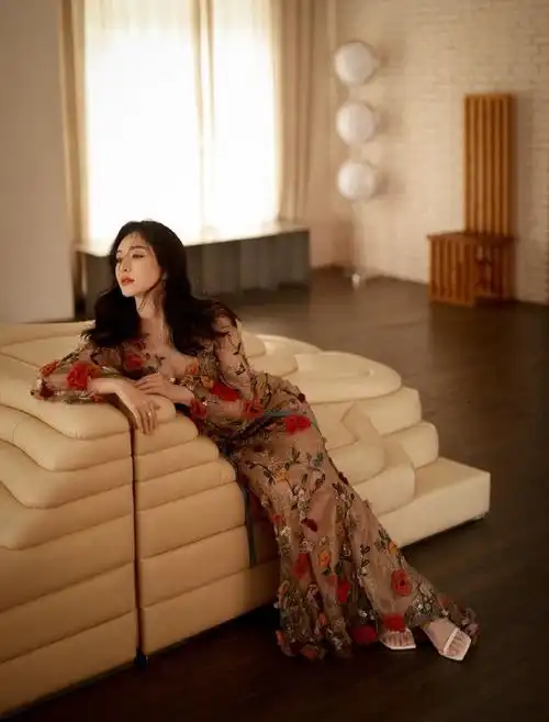 江疏影摇曳生花look##江疏影把春天穿在了身上#@江疏影今日出席活动