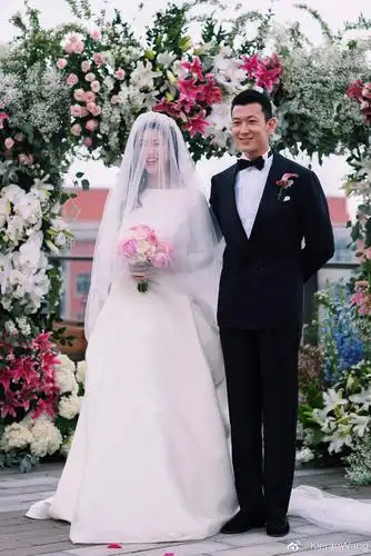 发现这几年名人明星婚礼基本是全裹缎面婚纱,梅根朱珠baby.