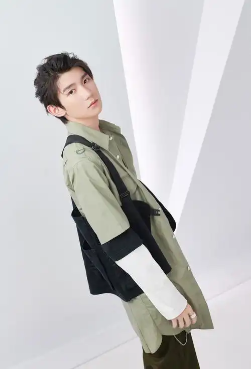 原创王源开始"叛逆"了,一头蓝发放荡不羁,v领衬衫真"禁欲"