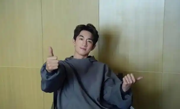 36岁林更新瘦脱相深泪沟大眼袋歪嘴一笑被批像老太太