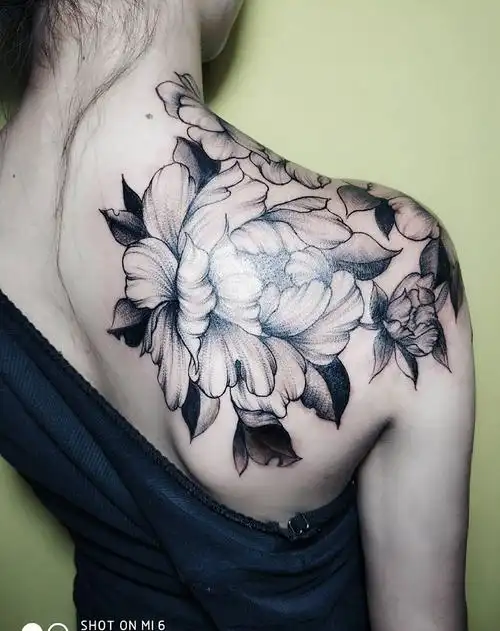 素花纹身图片_背部点刺纹身图案