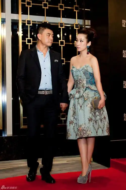 王新军携秦海璐亮相上海,压轴出席时尚活动,二人全程十指紧扣,十分