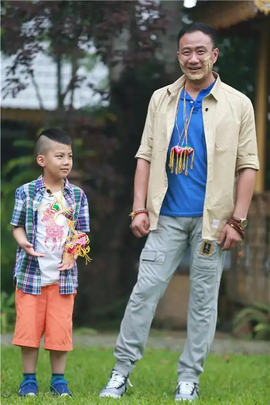 爸爸3胡军坦言和儿亲近 学乖不敢违抗康总|胡军|康康|爸爸去哪儿_新浪
