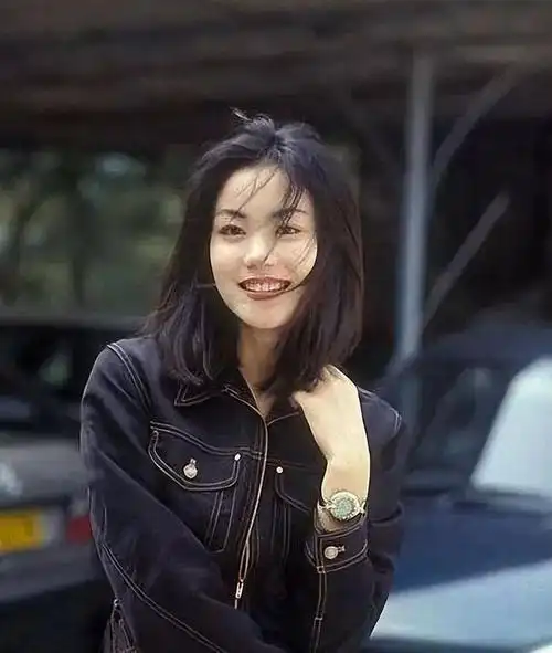 当众力挺金曲奖,三拒合唱邀请的王菲,当年为啥跟谢霆锋分手