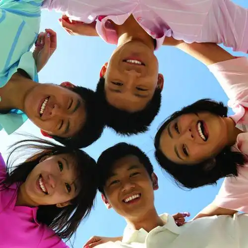 群头像 要很多人 是那种男男女女在一起的那种,很团结有爱的那种