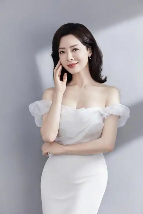 44岁陈数近照气质惊艳,直播脸僵被指像蔡明