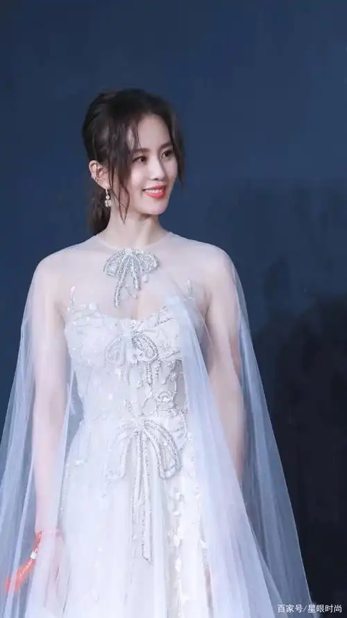 近日"刘诗诗"穿着一袭白色网纱裙出席活动,真的太仙太美了