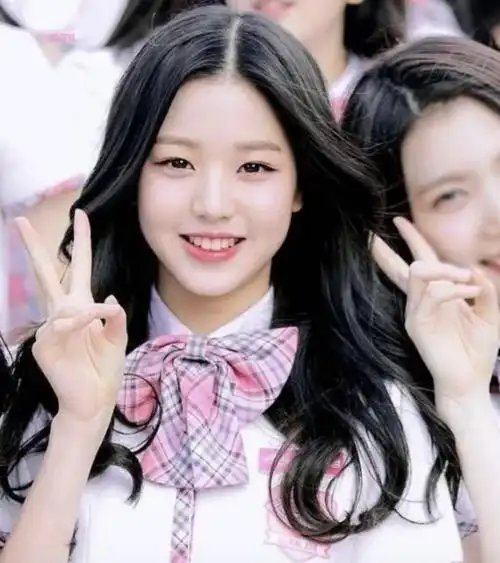 扒完几百张照片,才知道张元英偷偷缩掉了半张脸?-腾讯新闻