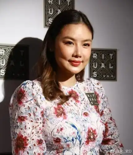 他的第一任妻子是乐基儿,乐基儿是一个模特,长相姣好身材也特别棒