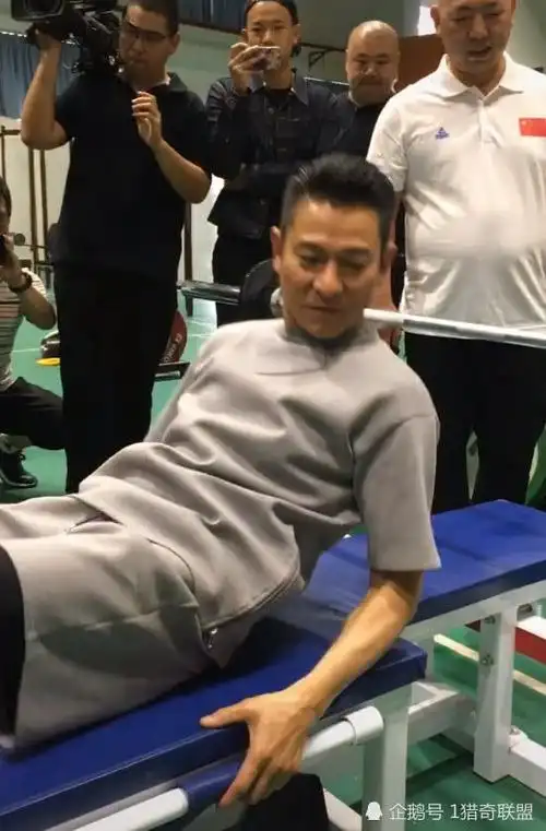 刘德华演唱会后努力健身谁注意到他的手网友心疼