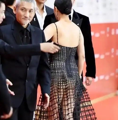 回顾衣不蔽体全身涂白满口假牙闪瞎眼娱圈的病态审美该管了