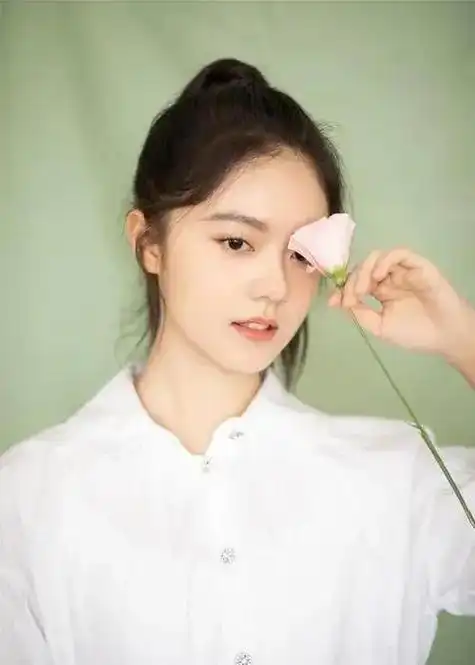 赵今麦是一位年轻的女演员,她的妆造应该与她的年龄和气质相符合.