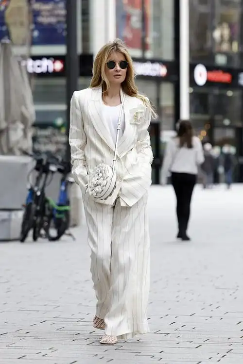 欧美街拍:2021春天甩掉你的刻板印象,看时尚潮人穿西装气质又有型