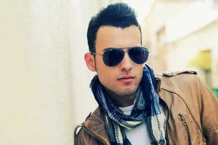 戴墨镜的漂亮年轻人