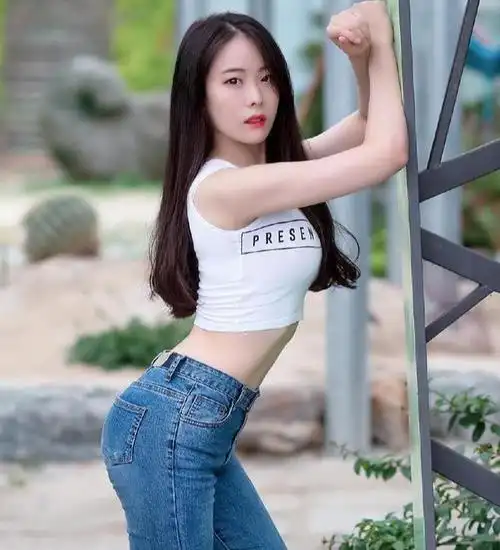 美女加紧身牛仔裤性感撩人就问你这样穿好不好看