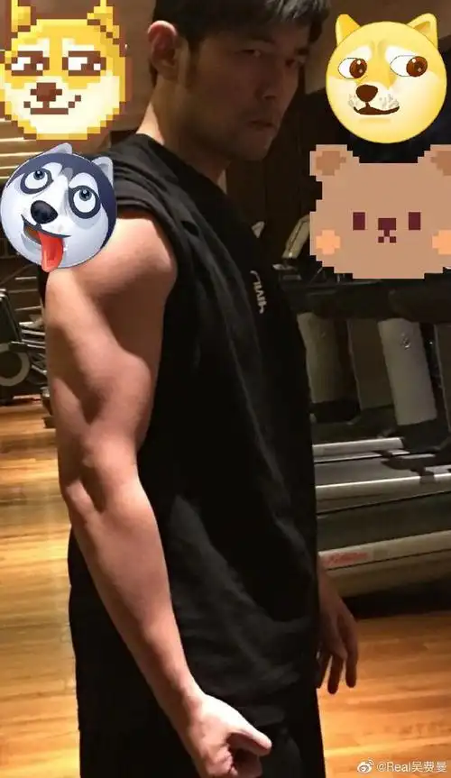 迷弟眼中的爱豆费曼晒周杰伦肌肉照为他庆生