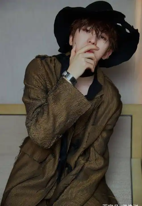 蔡徐坤提前给粉丝发新年红包,穿着条纹毛衣的他格外温暖_ikun_电视机