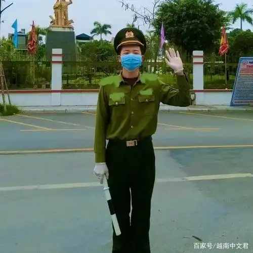 越南帅气警察始终坚守在战疫一线,人帅心善颜值不输男明星