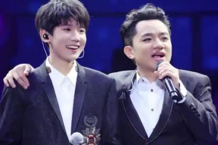 24岁王源因身高问题,巴黎看秀踮脚走路,恐重蹈陈志朋覆辙