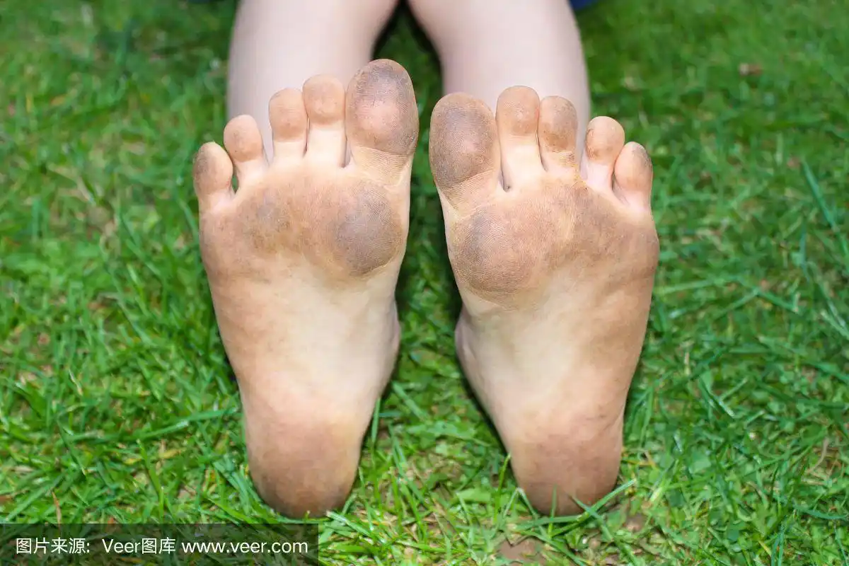 孩子们肮脏的光脚