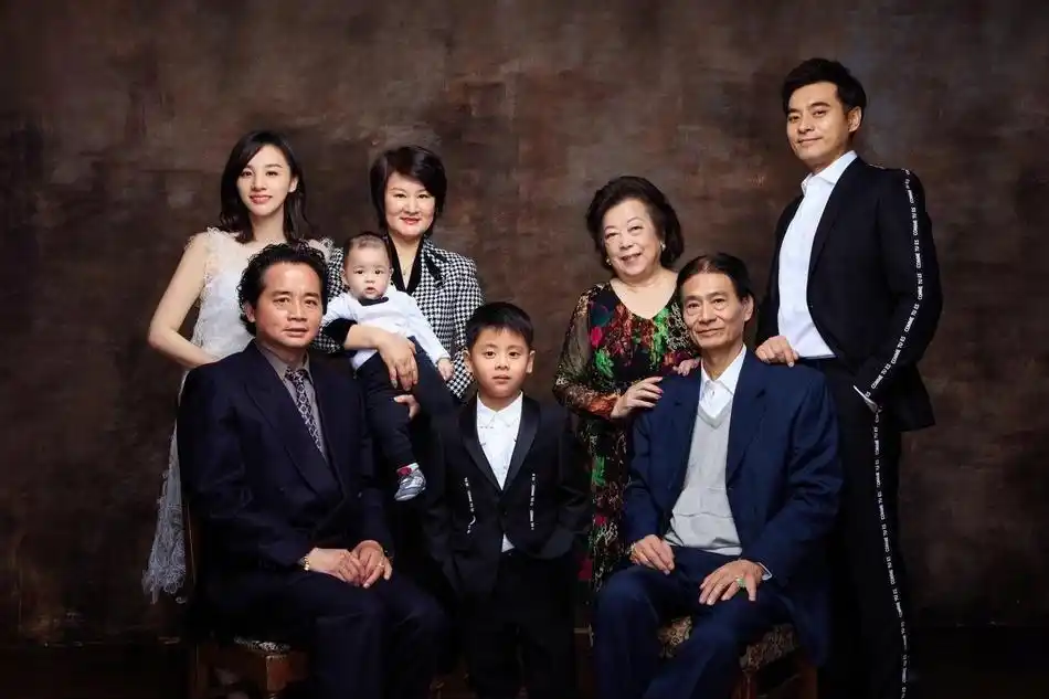 近日,陈龙,章龄之全家福曝光,一家八口齐出镜,两个人的小儿子葫芦的