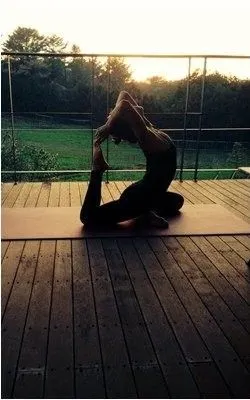 「像一根筷子插在地上」 34岁李孝利高难度瑜珈超神!