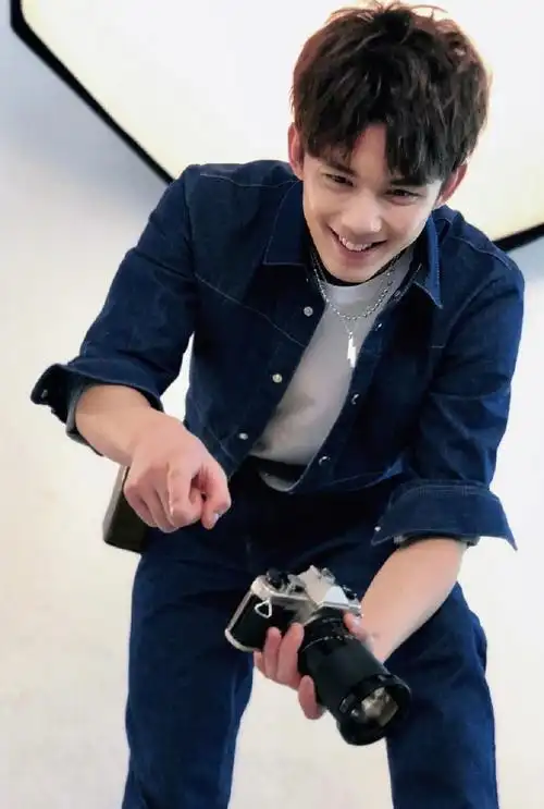 92:73997099笑起来超甜的!@吴磊leo#吴磊叶洪王##吴磊小尹