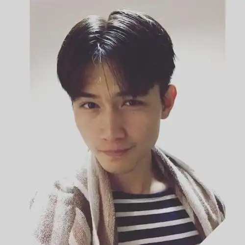 男生怎样理一个好看的中分发型?