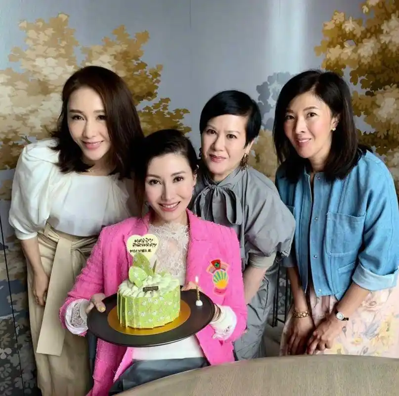 48岁李嘉欣撞上47岁黎姿!同穿贵妇名媛装,网友:脸差距不止1岁