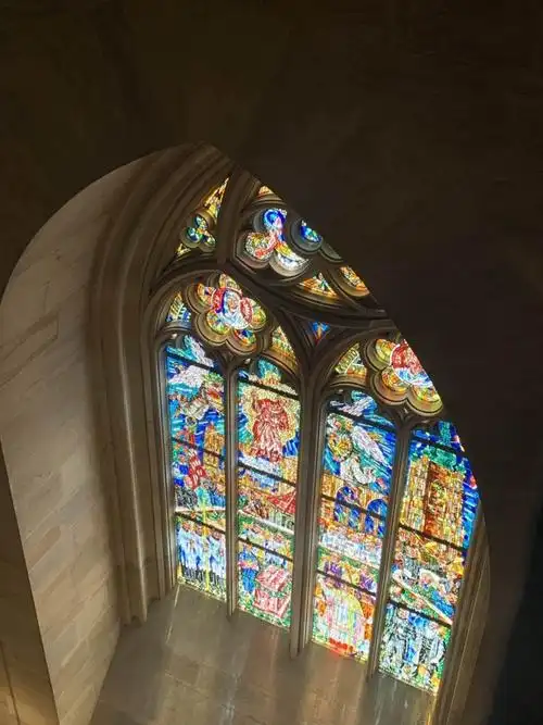 欧洲教堂拱顶的设计,哥特和巴洛克的建筑风格,加上色彩斑斓的窗户玻璃