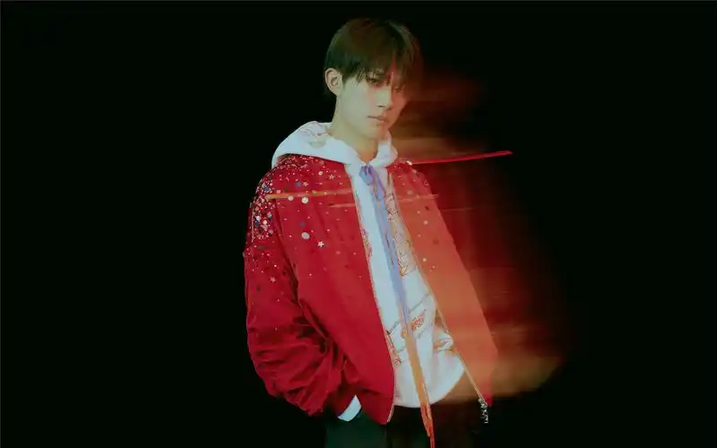 易烊千玺休闲红衣帅气图片桌面壁纸