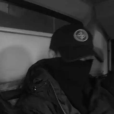 黑白头像男伤感男生其实比女生更容易受伤