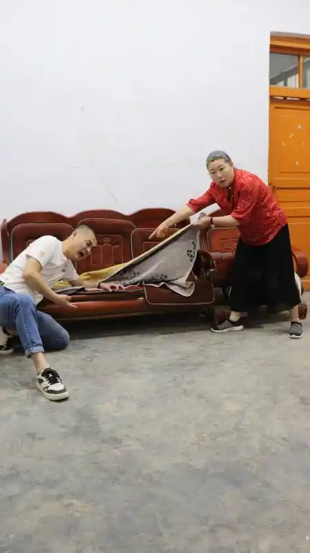 儿媳不孕被婆婆赶走,临走前说孩子在沙发下面,掀开一看丈夫懵了-度小