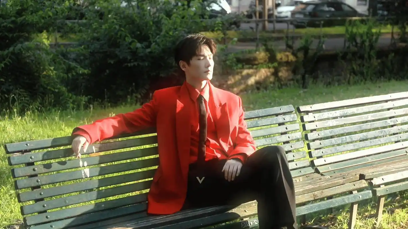 杨洋挑战一张图封神92  杨洋红色西装