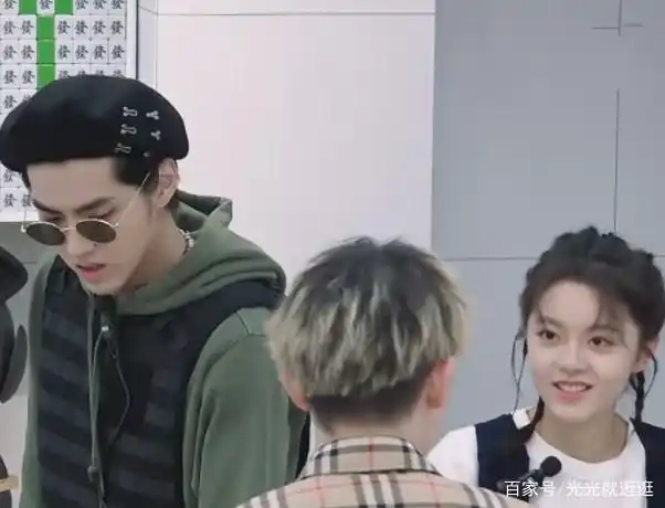 吴亦凡为帅气小伙挑衣服,谁注意赵今麦看他的眼神?男粉控制不住