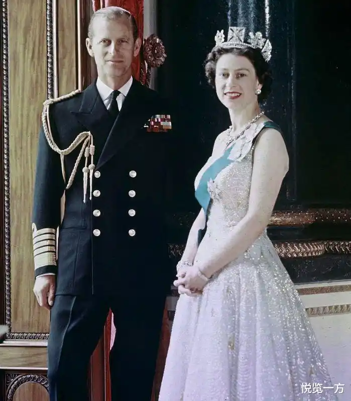 伊丽莎白二世观玫瑰种植 纪念已故丈夫诞辰100周年 温馨时刻回顾