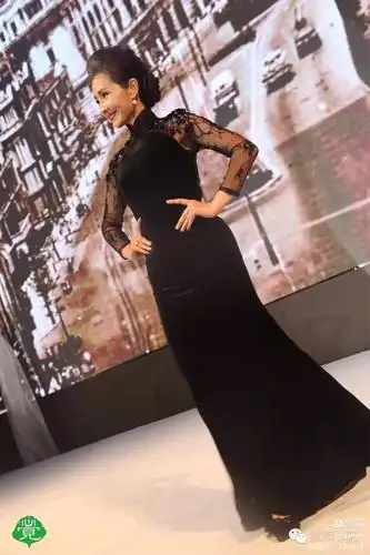 写美篇        初见曹美丽,记者惊讶于她的年龄,皮肤和气质