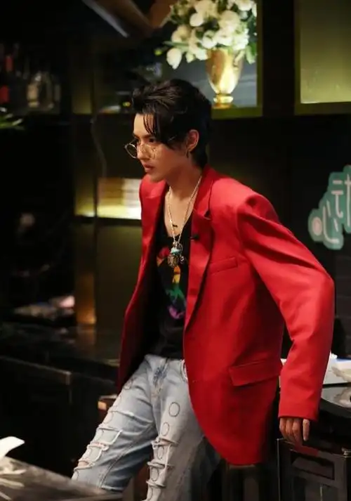 29岁吴亦凡终于减肥成功穿红西装配破洞裤上综艺146斤像126斤