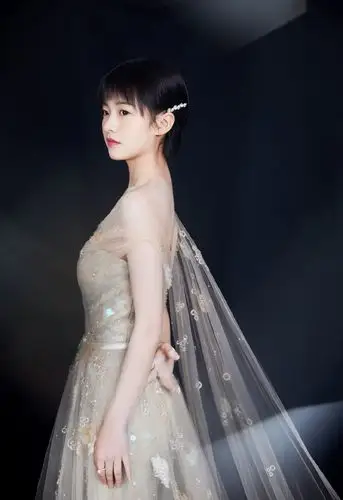 "乔英子"终于穿对了,一袭裸色露肩轻纱长裙,配短发美成小公主