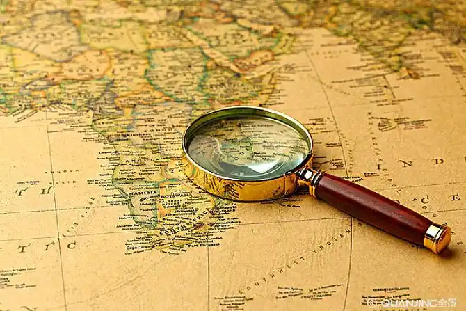 放大镜放在复古地图上